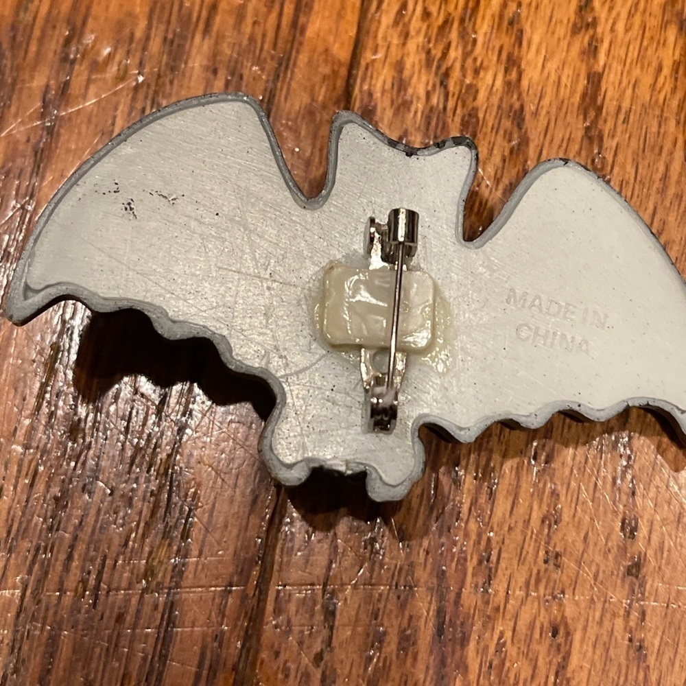 Halloween Pins,Vintage - Black Bat With Purple - Picture 8 of 8